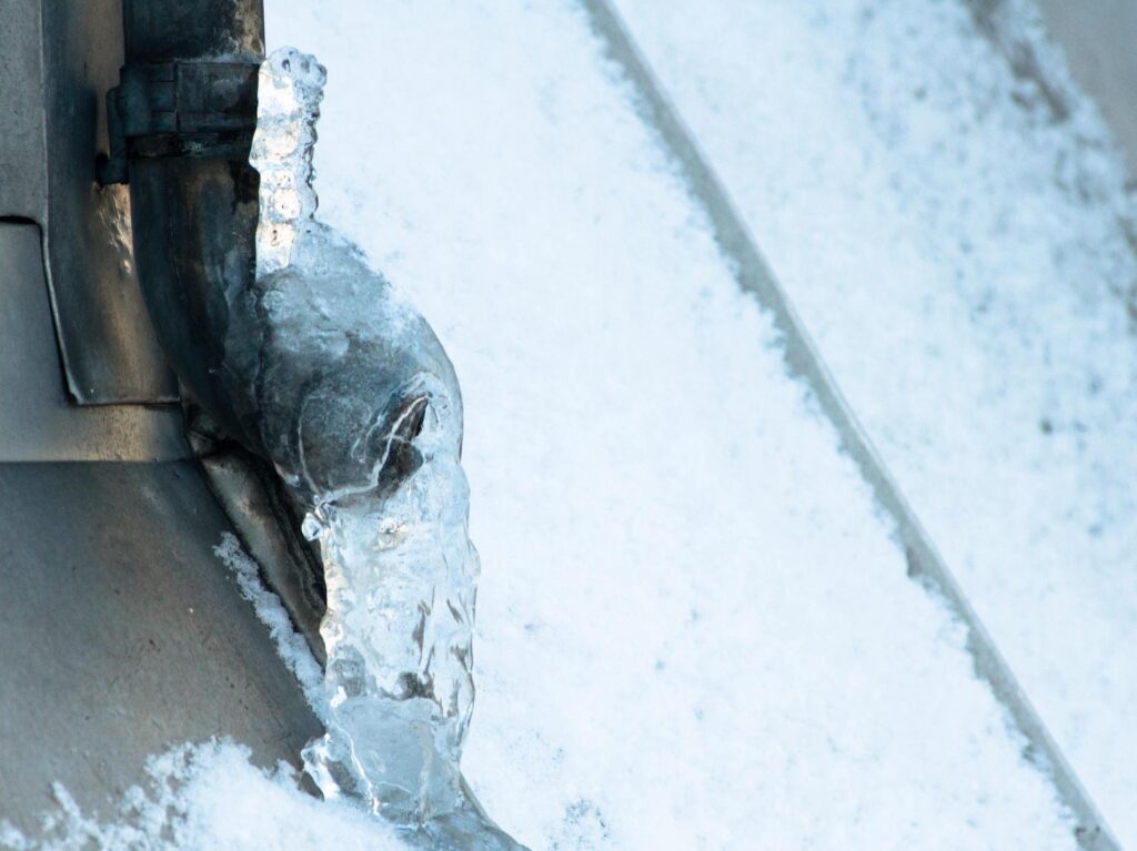 How to stop pipes from freezing